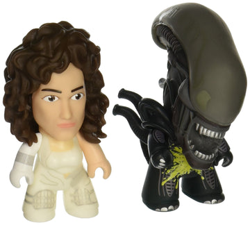 Entertainment Earth Alien Titans Ripley and Xenomorph 3-Inch Mini-Figure 2-Pack