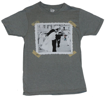 Wheres Waldo Mens T-Shirt  - Vj Day Kiss Waldo Lurking in the Background Imag